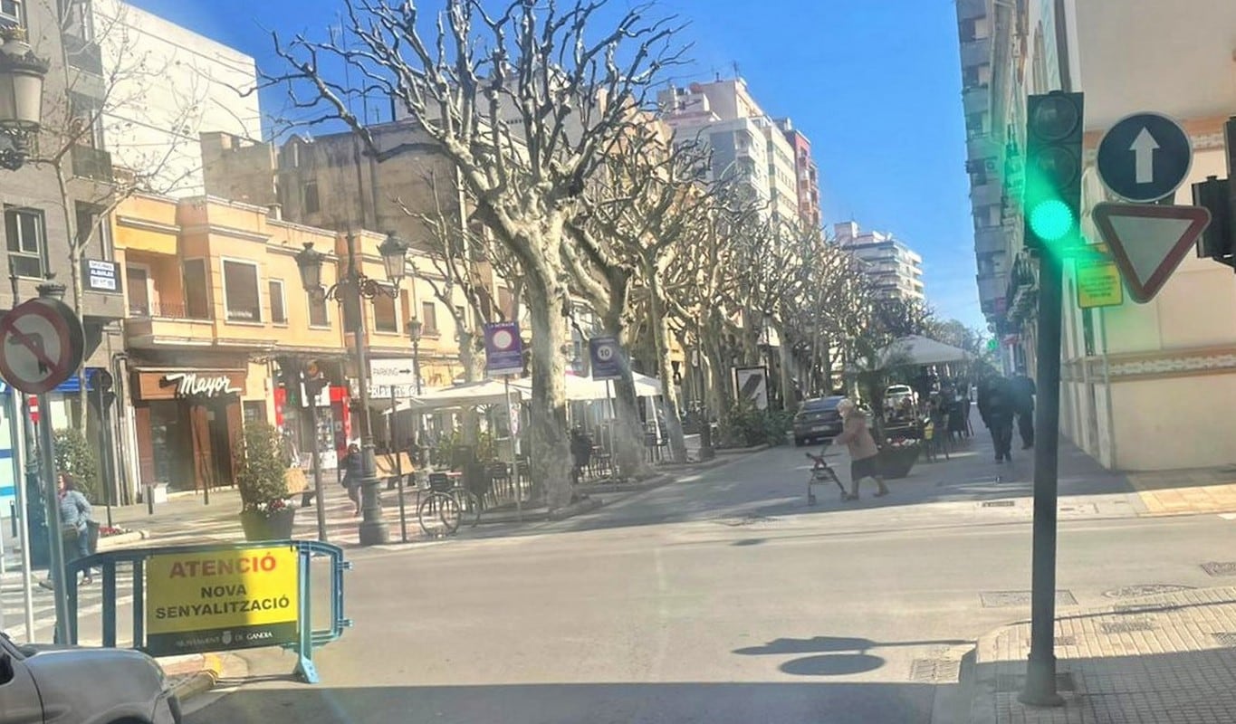 Cruce Passeig de les Germanies con Sant Vicent a la altura del Teatre Serrano