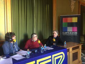 Paco Auñón y José Vicente Ávila con el director de la Fundación de Cultura, Pedro Mombiedro (d)