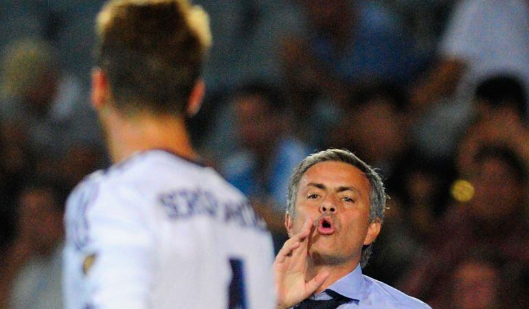 Mourinho da indicaciones a Sergio Ramos (FOTO DE ARCHIVO)