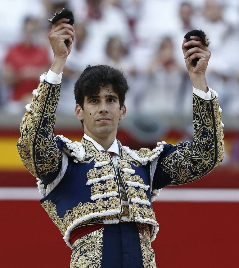 GRA498.PAMPLONA (NAVARRA) 07/07/2015.-El torero Alberto López Simón durante la faena a su segundo de la tarde, al que cortó dos orejas, tras la tercera de abono celebrada esta tarde en el coso pamplonés y donde compartió cartel con Juan José Padilla y Pepe Moral. EFE/Jesús Diges