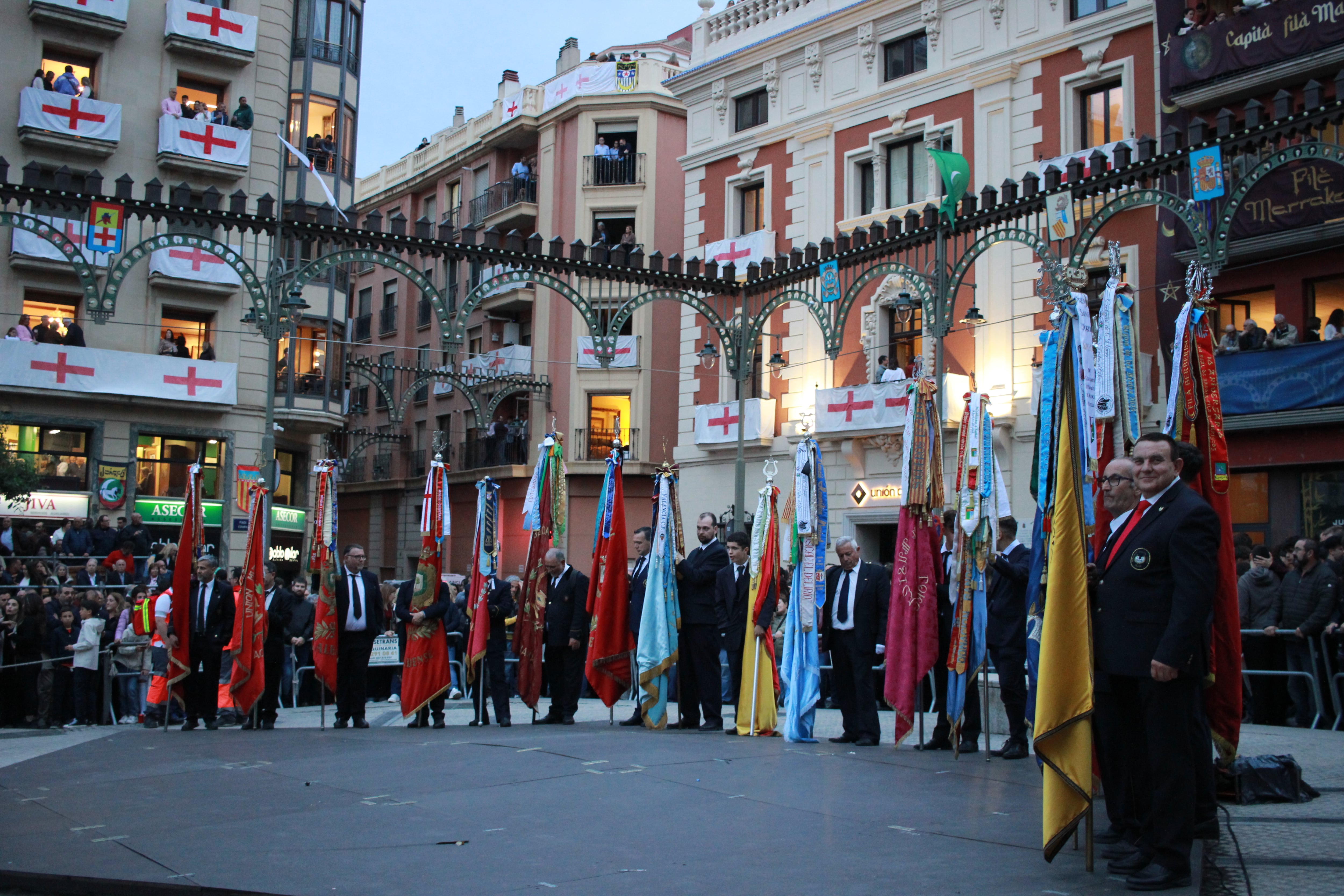 Los abanderados de las bandas de música en la plaza de España.