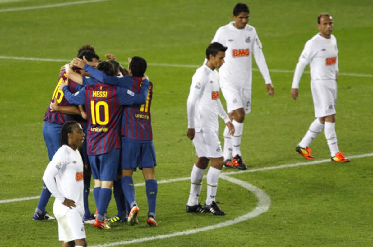 Los jugadores del Barcelona celebran el tanto de Xavi