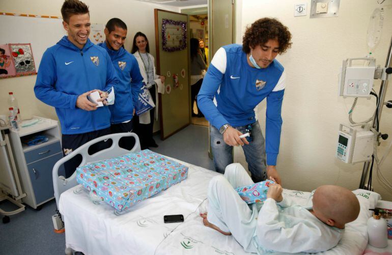 Los jugadores del Málaga con los niños enfermos