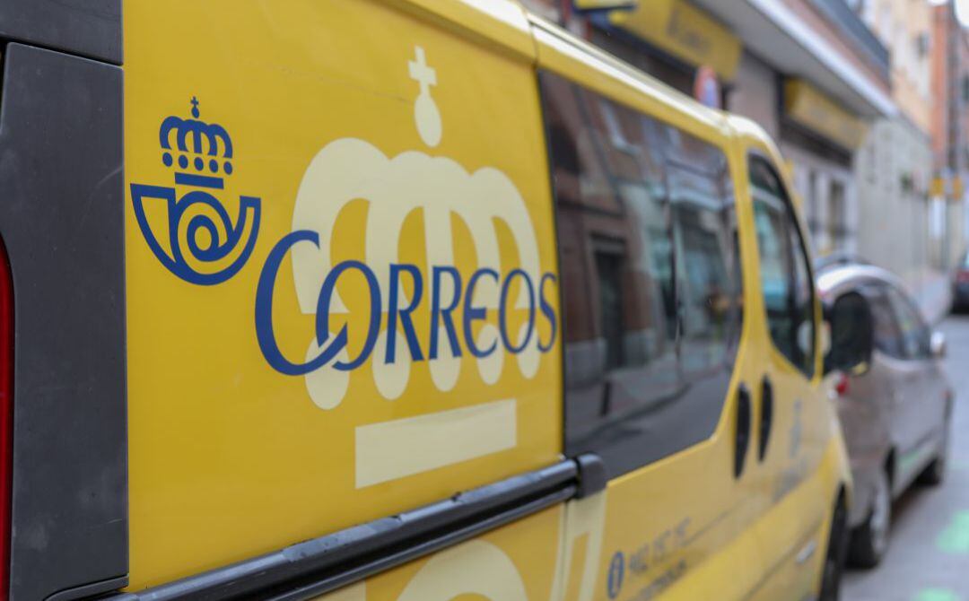 Una furgoneta de Correos.