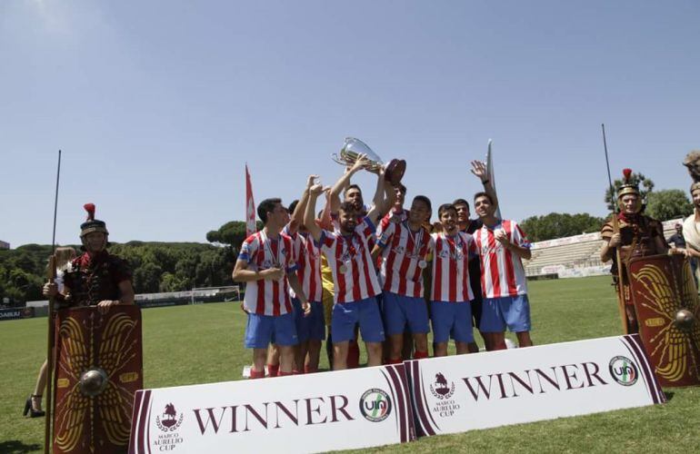 Los jugadores del Poli Almería levantando la Copa.