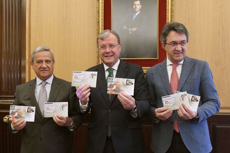 El alcalde de León, Antonio Silván (c), el presidente de Correos, Javier Cuesta Nuin (i), y el presidente de la Diputación, Juan Martínez Majo (d), durante la presentación de los sellos dedicados a &quot;León, capital española de la gastronomía&quot; y &quot;12 meses, 1