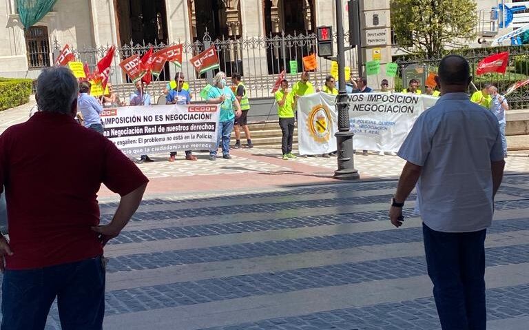 Algunos de los policías locales de Jódar ante las puertas de la Diputación Provincial de Jaén