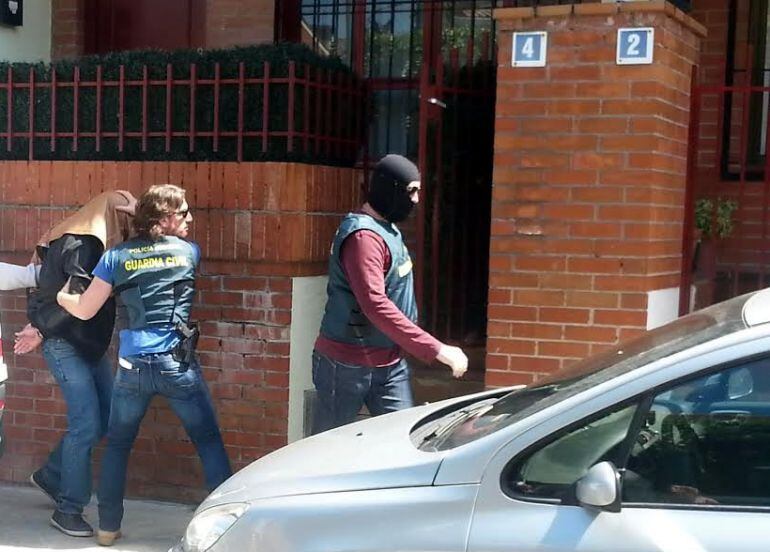 El casero sale de la vivienda con la cara tapada tras el registro