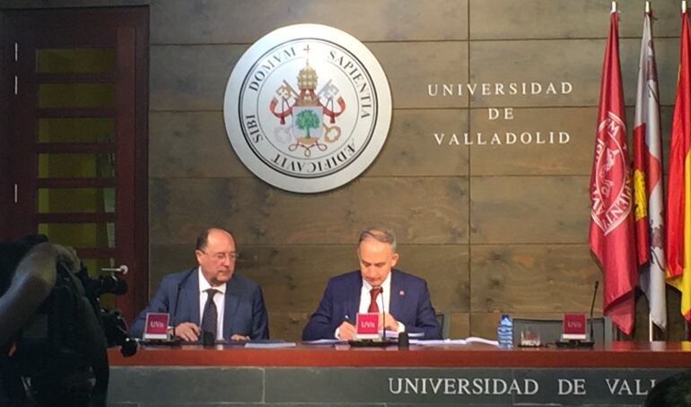 Antonio Largo y Carlos Moro en la firma de la colaboración