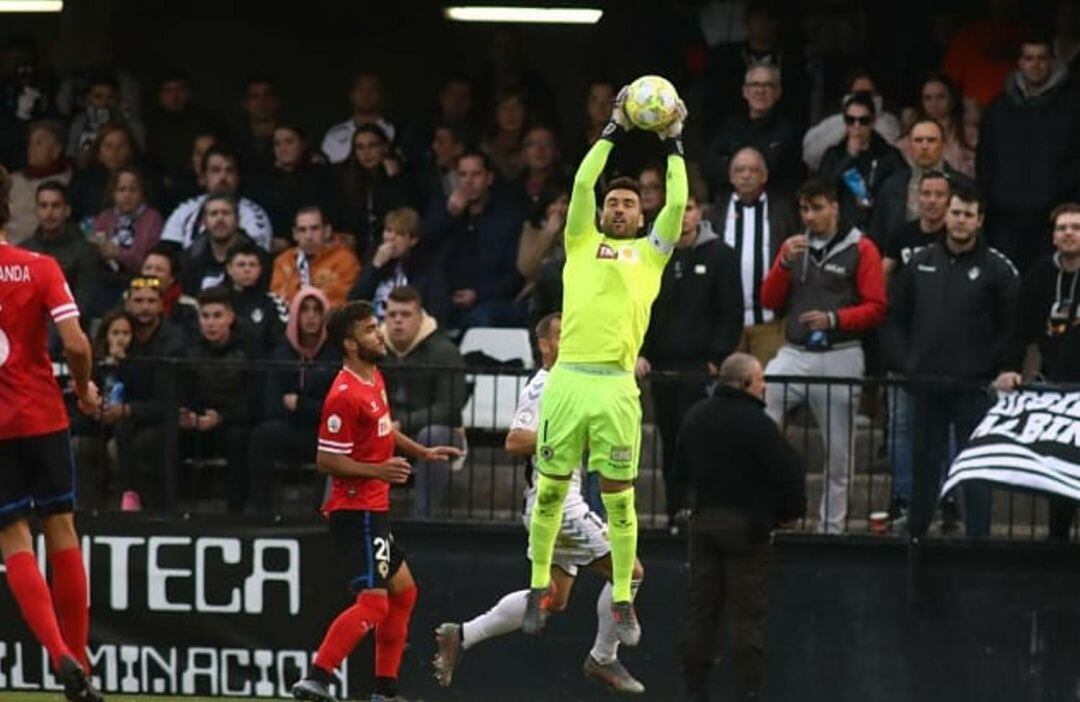 Falcón para un balón, ante el Castellón