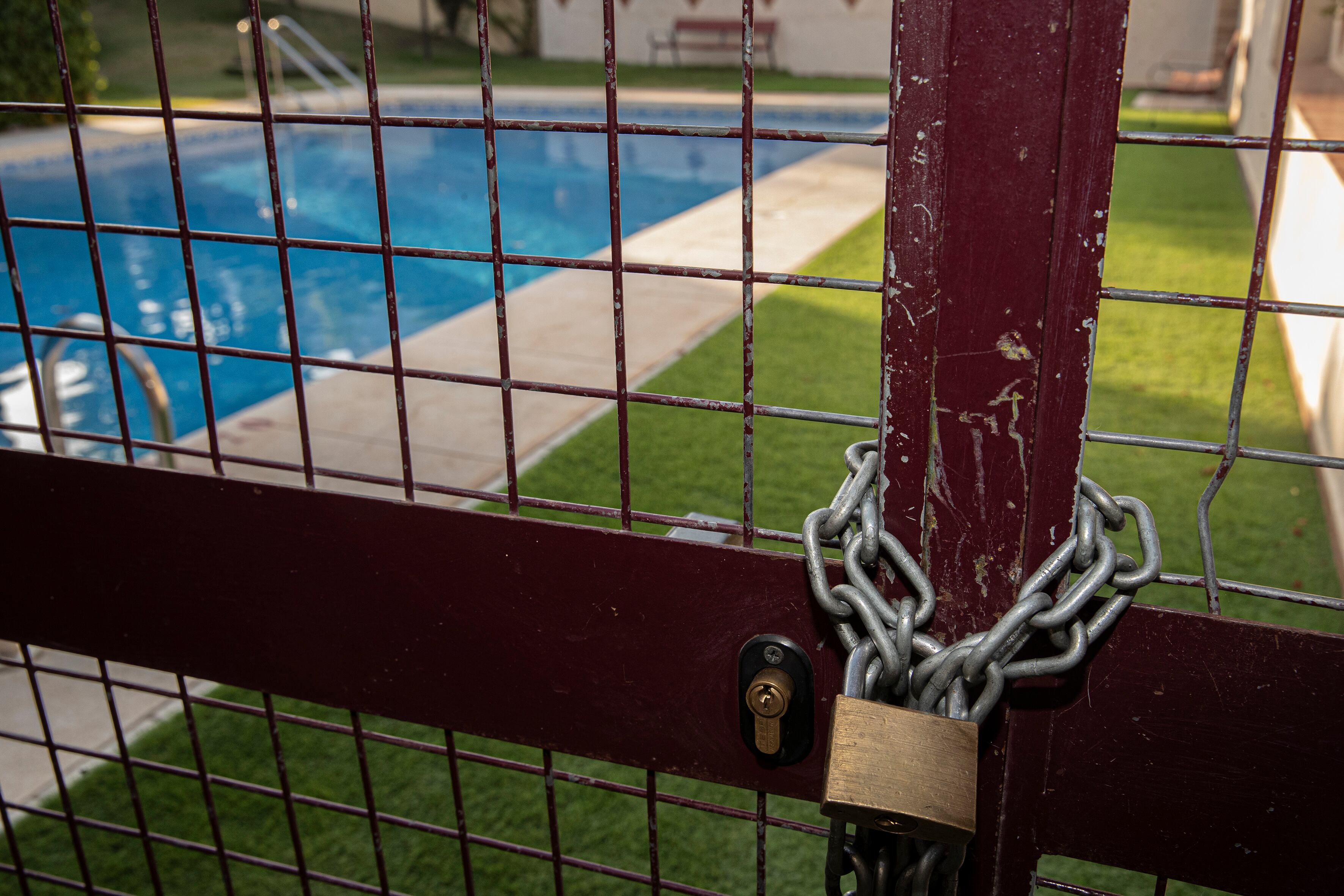 TORREDEBENAGALBÓN (MÁLAGA), 15/07/2023.- La demanda de cubas de agua por parte de comunidades de vecinos se ha disparado en Málaga ante la prohibición del uso de agua potable para el llenado o relleno de piscinas a causa de la sequía. En la foto una piscina de una urbanización cerrada para su uso en la población de Torre de Benagalbón (Málaga). EFE/Jorge Zapata
