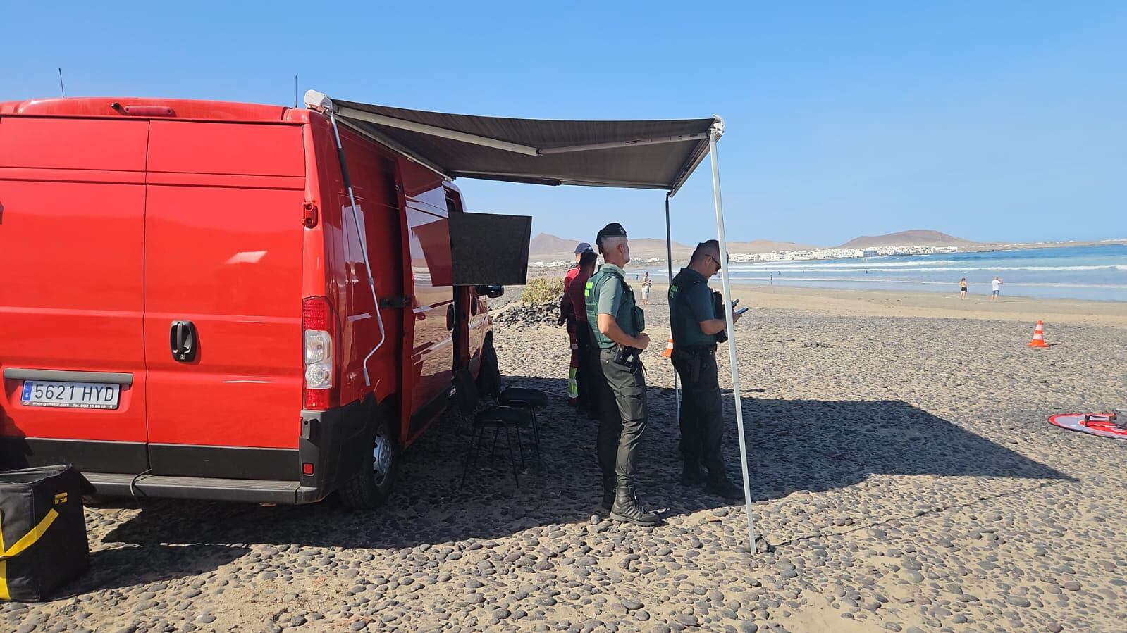 Efectivos de la Guardia Civil participando en la búsqueda del desaparecido en la playa de Famara, en Lanzarote.