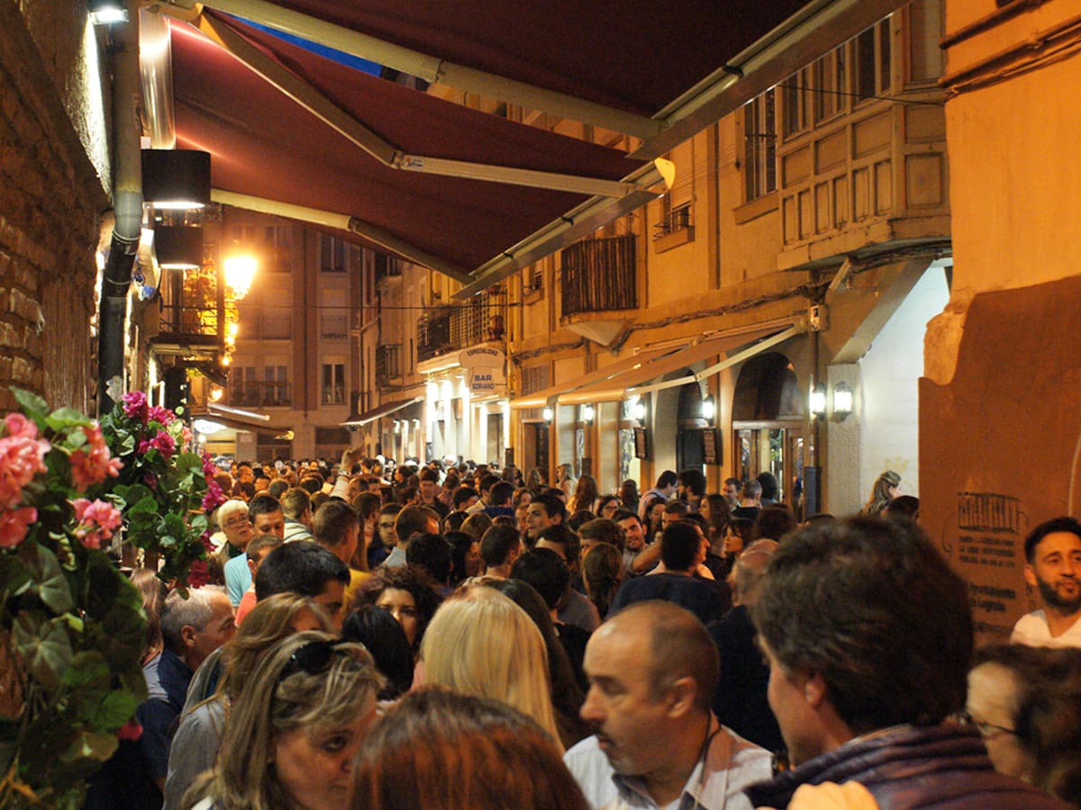El vecindario del Casco Antiguo de Logroño denuncia el "turismo de borrachera" tras el episodio del joven que trepa por una fachada en la calle Laurel (30/03/2026)