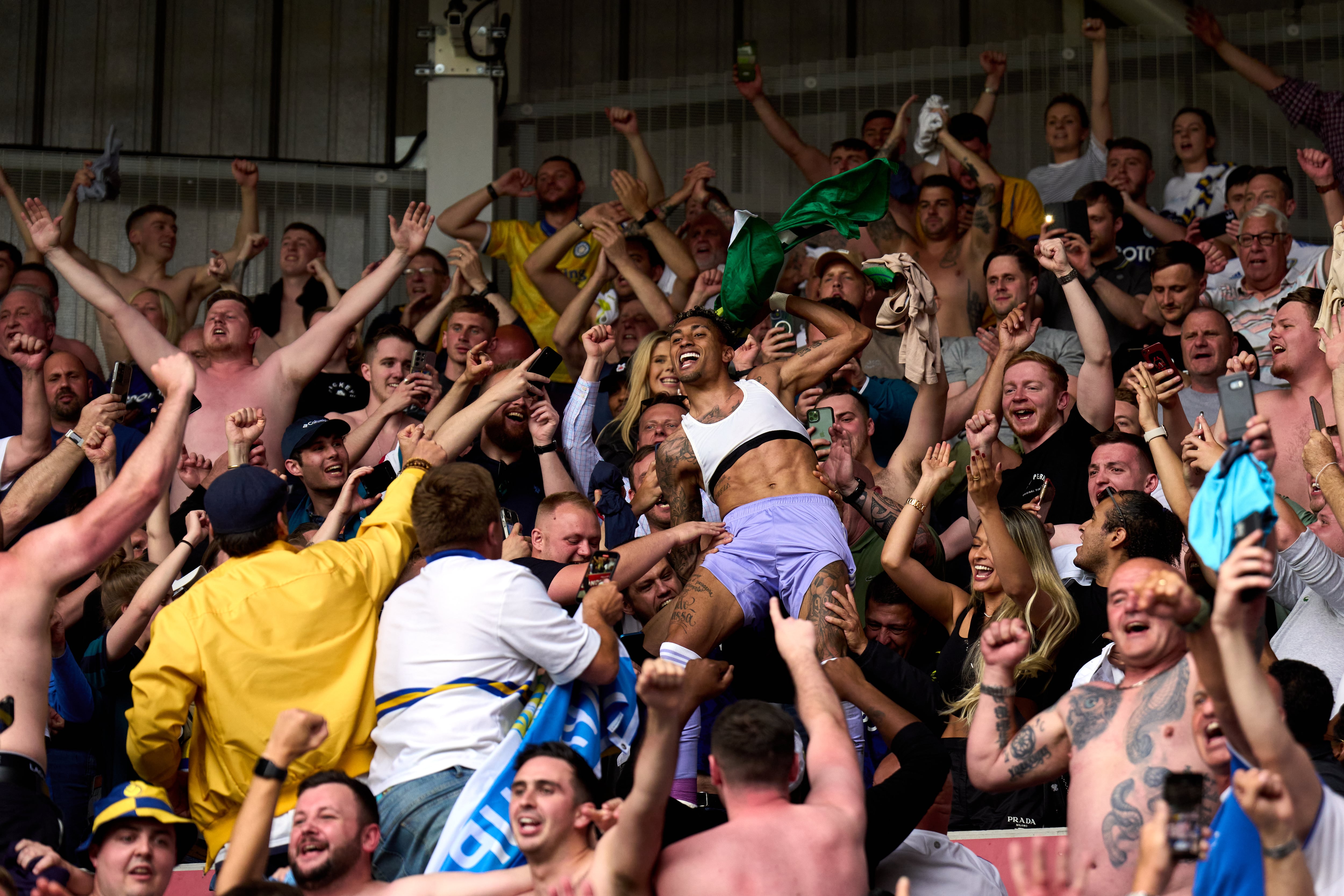 Raphinha celebra con la grada la permanencia del Leeds en la Premier League.