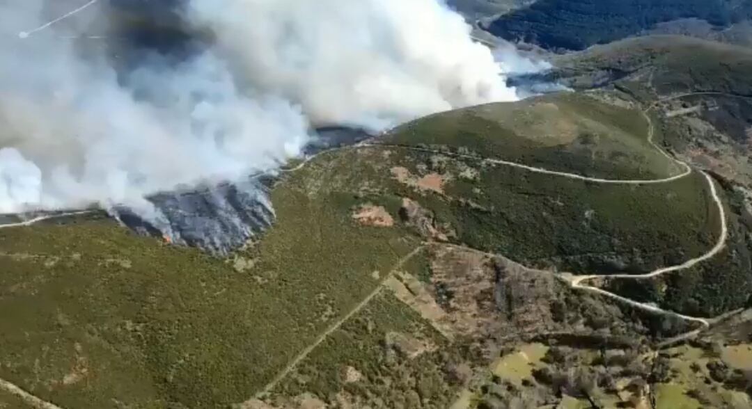 Imagen aérea del incendio de Laza