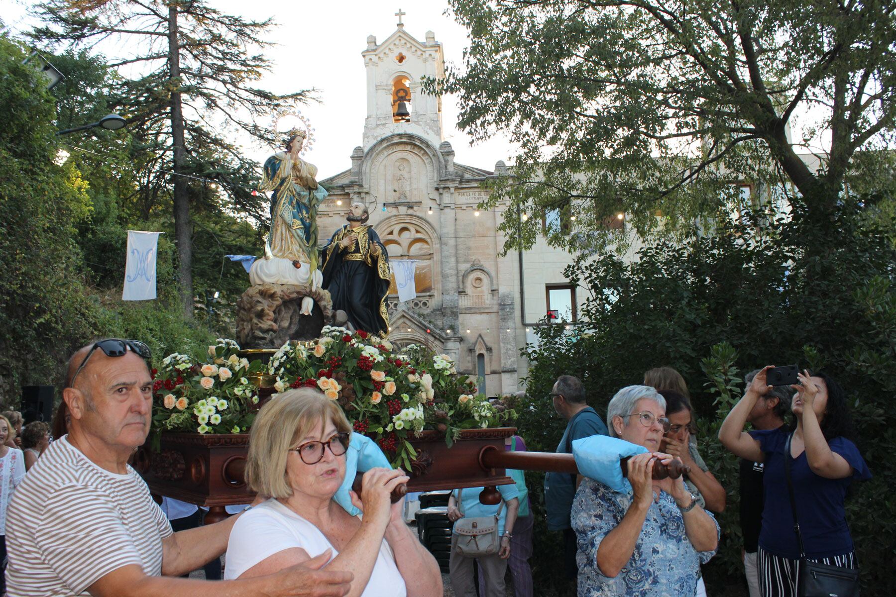 Un instante de la procesión de la imagen de la Virgen de los Lirios con la ermita al fondo