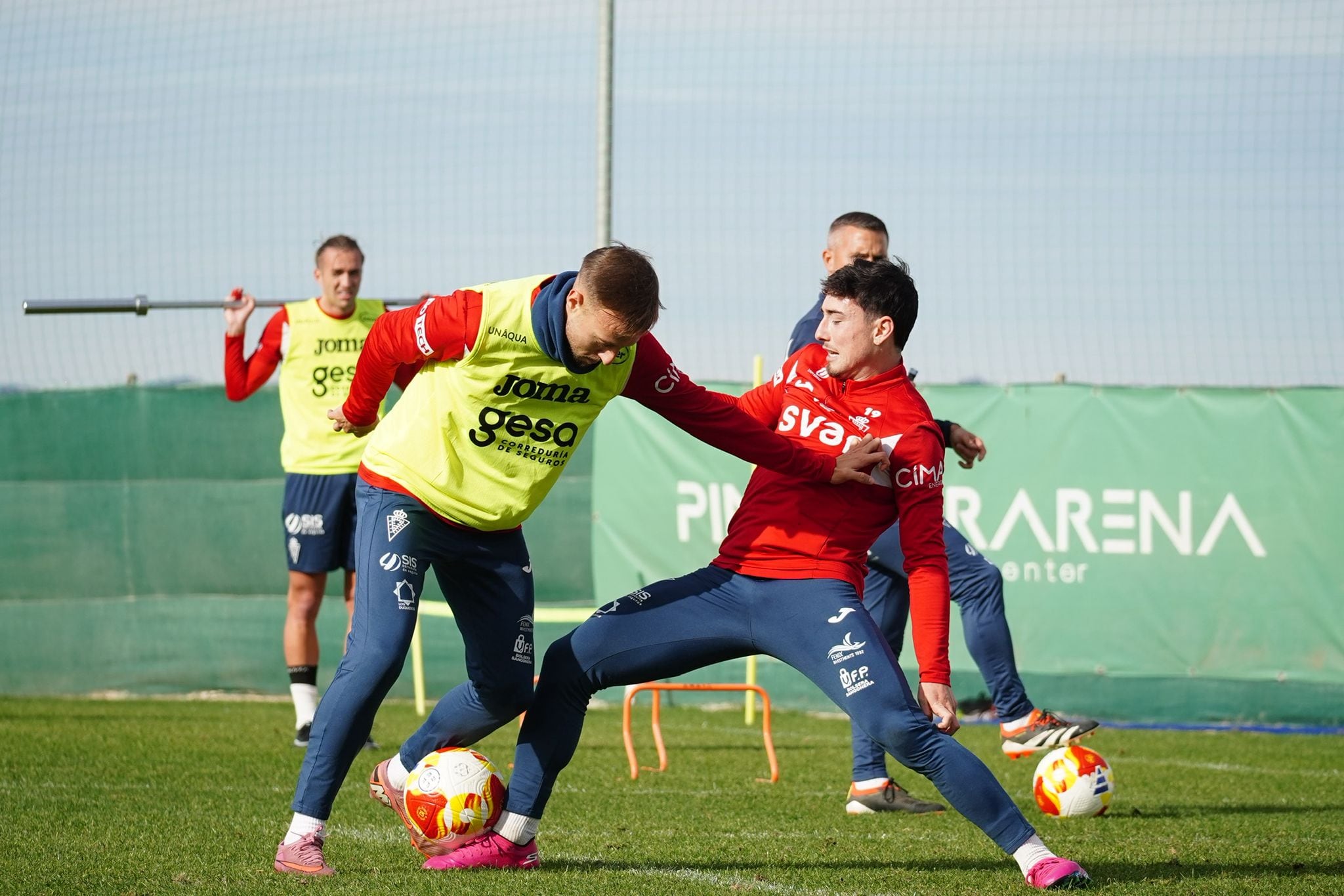 Víctor Narro y Joel Jorquera, jugadores del Real Murcia, durante un entrenamiento con el Real Murcia.