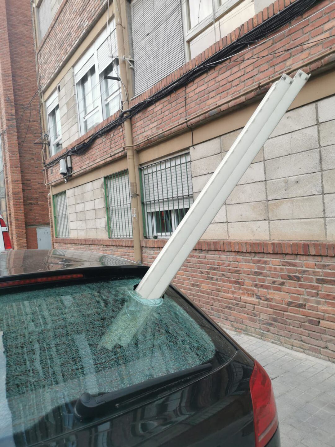 Una persiana caída sobre un coche en Segovia capital