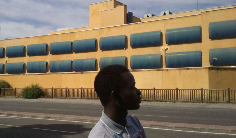 Un joven inmigrante posa frente al Centro de Internamiento de Extranjeros (CIE) de Aluche.