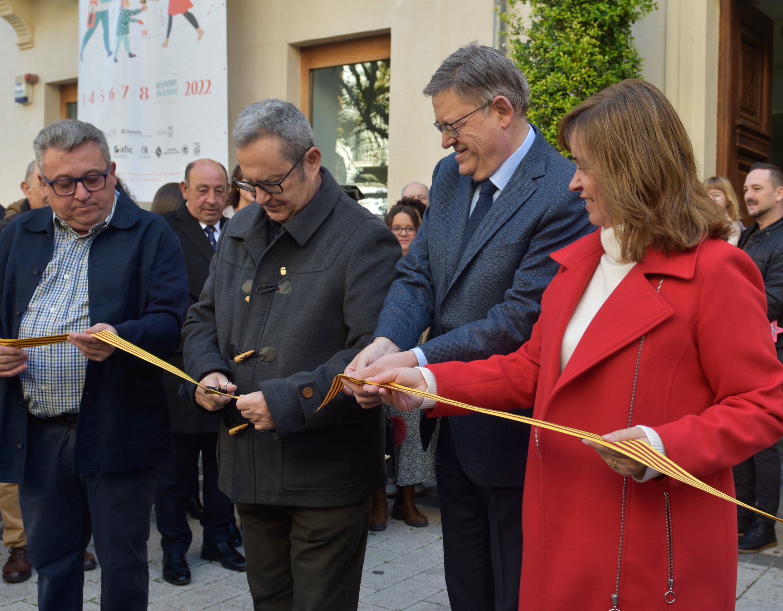 El president, Ximo Puig, en la inauguración de la Feria de Navidad de Xixona