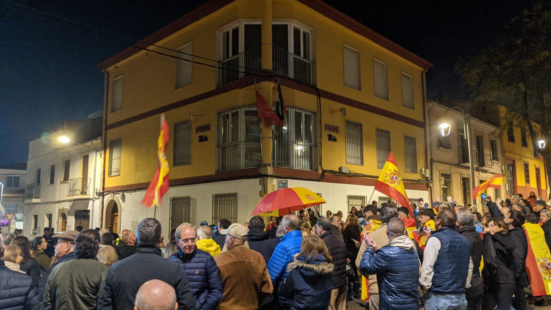 Unas 300 personas se concentraron en Úbeda contra la amnistía.