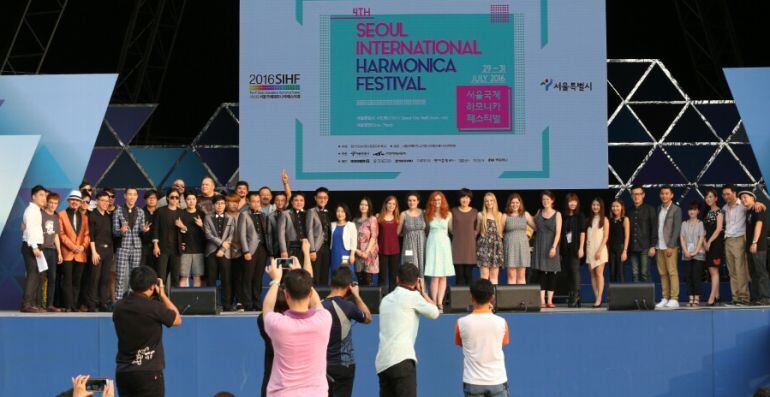Los participantes del festival de armónica de Seúl
