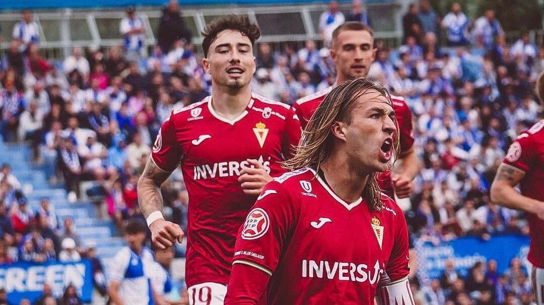 Pedro Benito, jugador del Real Murcia, celebra un gol en Sabadell
