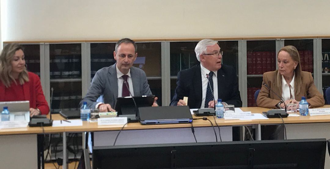 El consejero de Presidencia y Hacienda, Javier Celdrán, en el centro de la imagen, junto al presidene del CES, José Antonio Cobacho