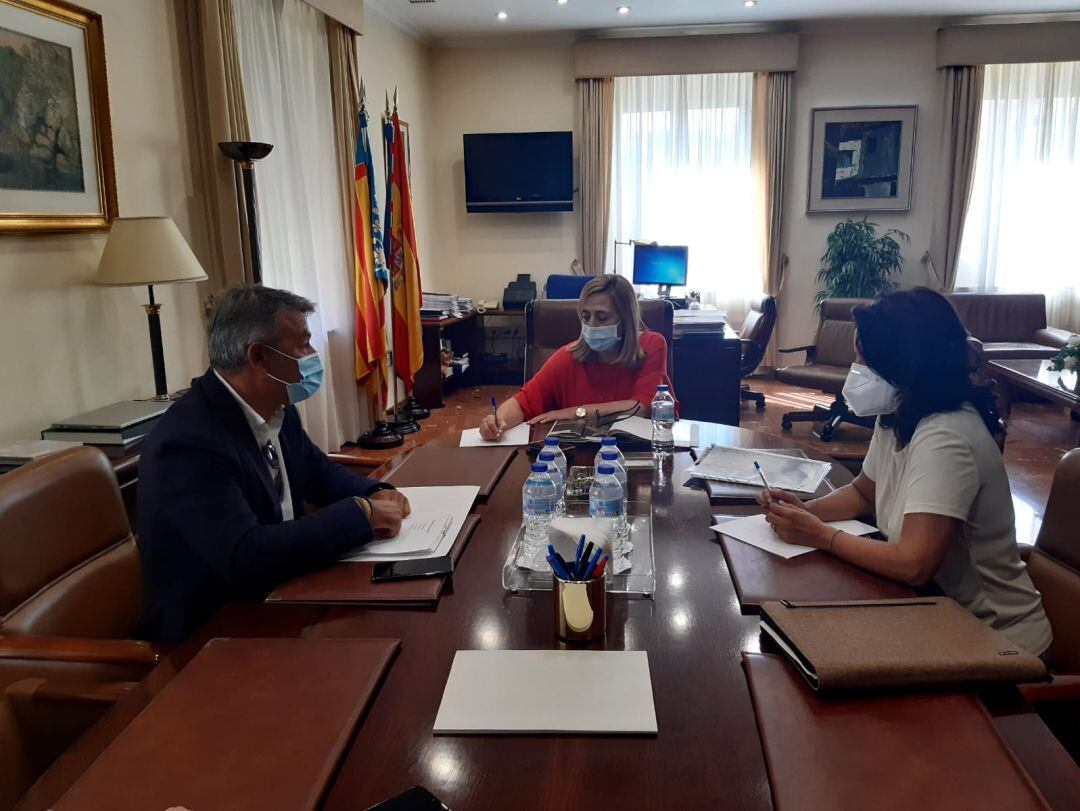Reunión del alcalde de Xàbia, José Chulvi con la jefa del Servicio Provincial de Costas, Rosa de los Ríos.