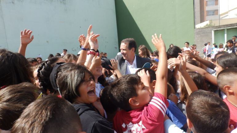 Abel Caballero, alcalde de Vigo, en una visita a los campamentos de verano