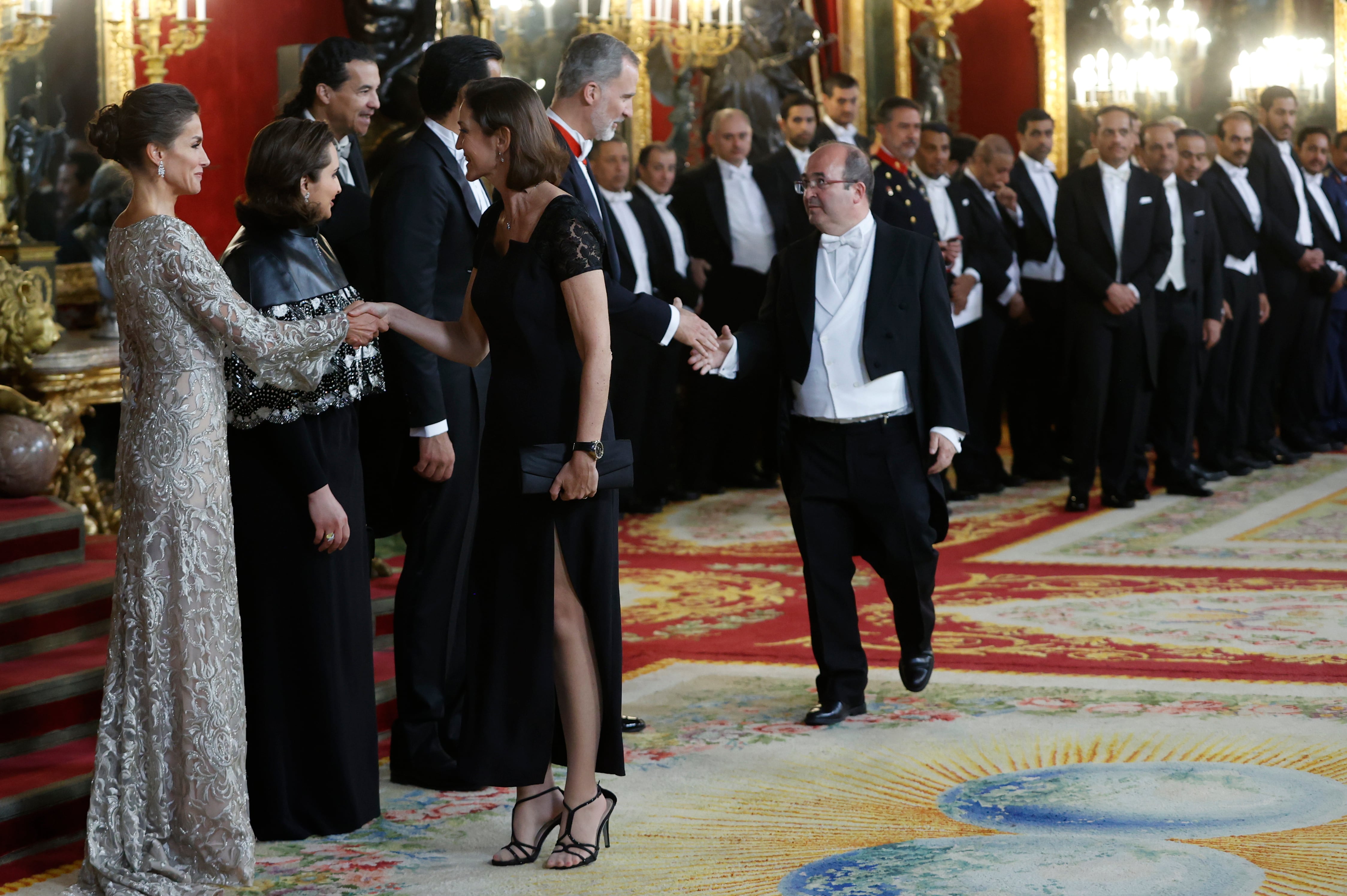 MADRID, 17/05/2022.- La reina Letizia (i) saluda a la ministra de Industria, Comercio y Turismo Reyes Maroto (3i), antes de la cena de gala que los monarcas españoles ofrecen al emir de Catar Tamim bin Hamad Al Thani y su esposa Jawaher Bint Hamad Bin Suhaim Al Thani, hoy martes en el Palacio Real, en Madrid. EFE/MARISCAL
