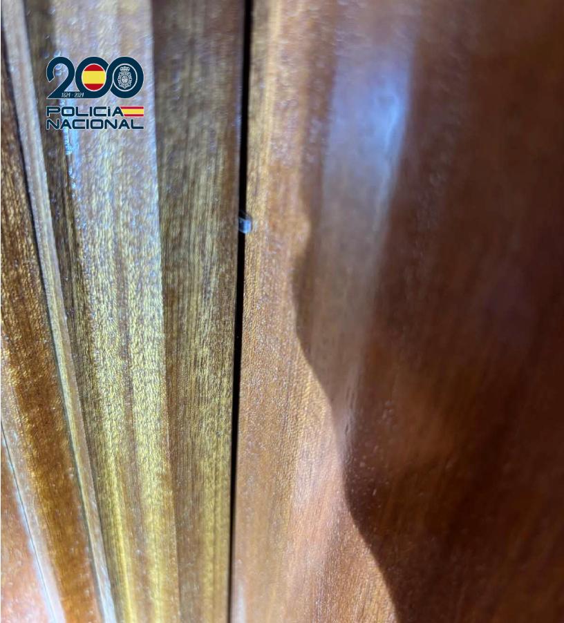 Pequeño testigo dejado en la puerta de una vivienda por los ladrones para saber si hay alguien en su interior o si se abre el acceso al domicilio