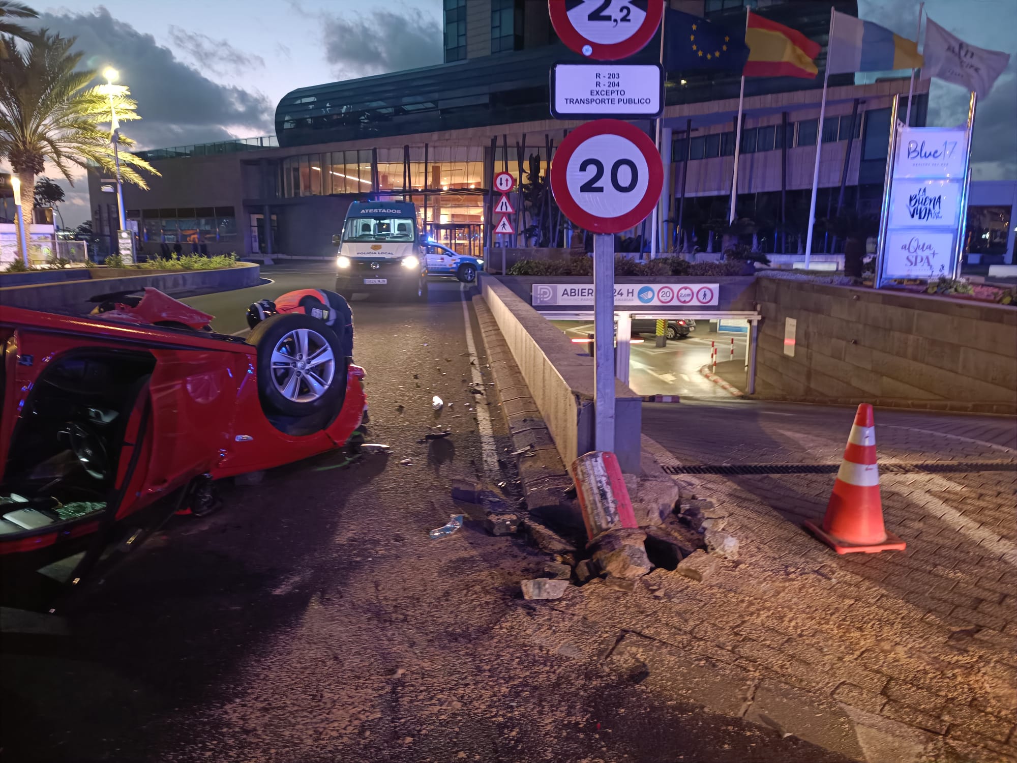 Vehículo volcado en Arrecife, capital de Lanzarote.