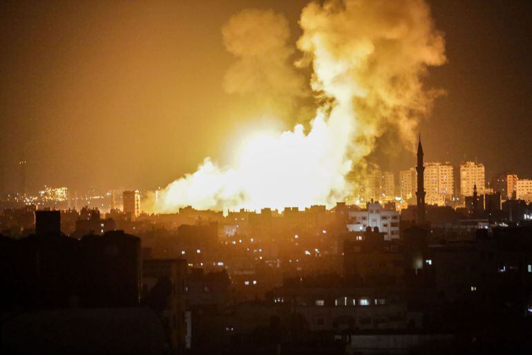 Vista del humo tras los ataques aéreos israelíes en sitios de Hamas en la ciudad de Gaza