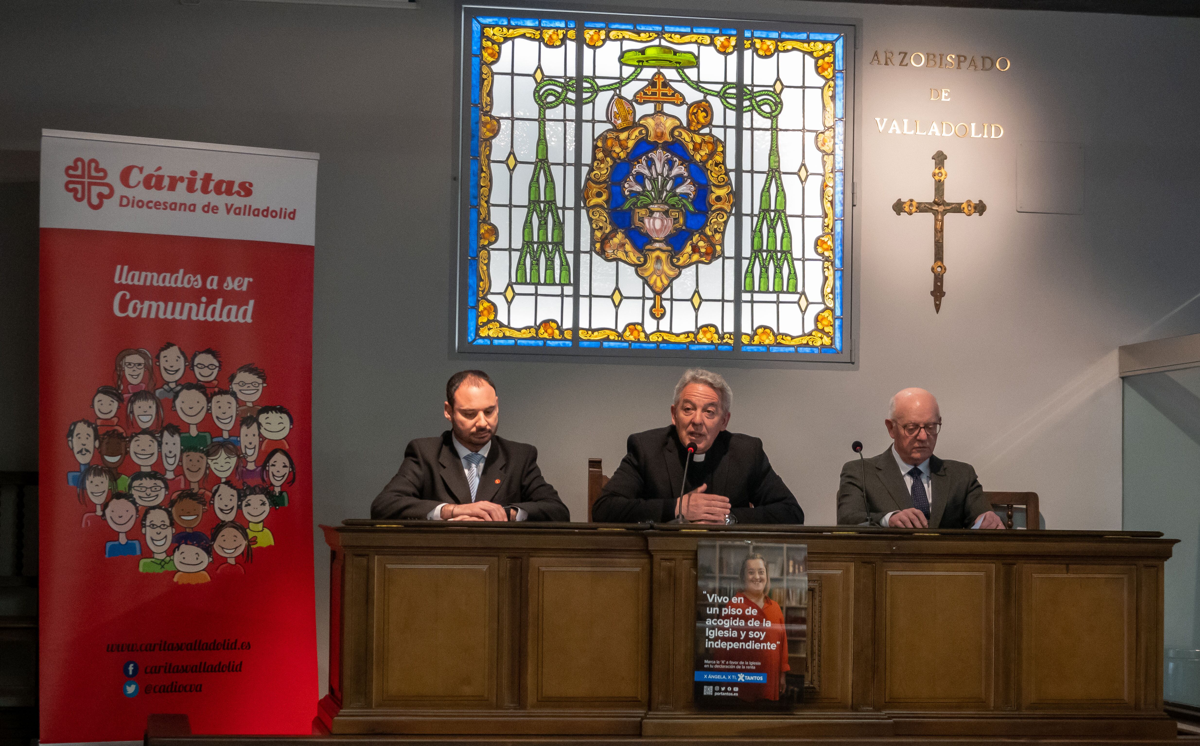 El vicario general del Arzobispado de Valladolid, Jesús Fernández Lubiano; el ecónomo, José María Conde, y el delegado de Cáritas Diocesana de Valladolid, José Colinas, presentan el balance económico de 2022 tanto de la Iglesia de Valladolid como de Cáritas Diocesana