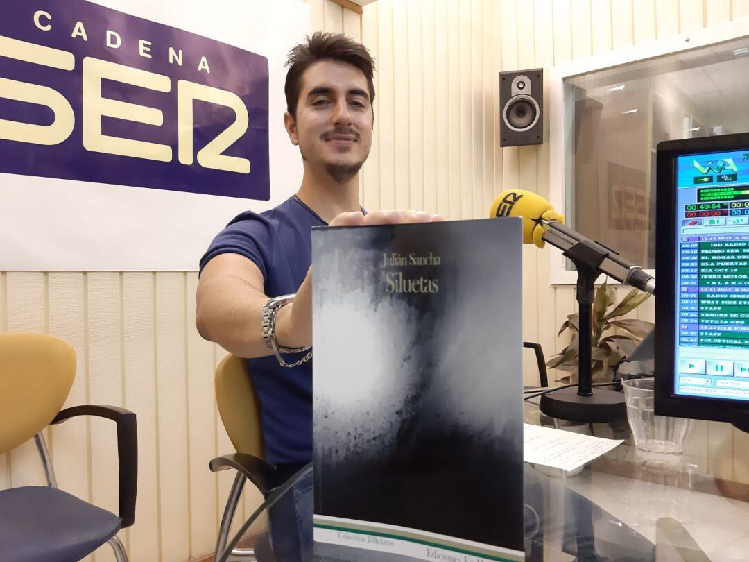 Julián Sancha en los estudios de Radio Jerez.