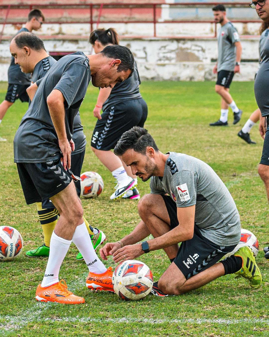 Alejandro Uribelarrea ata las botas un jugador