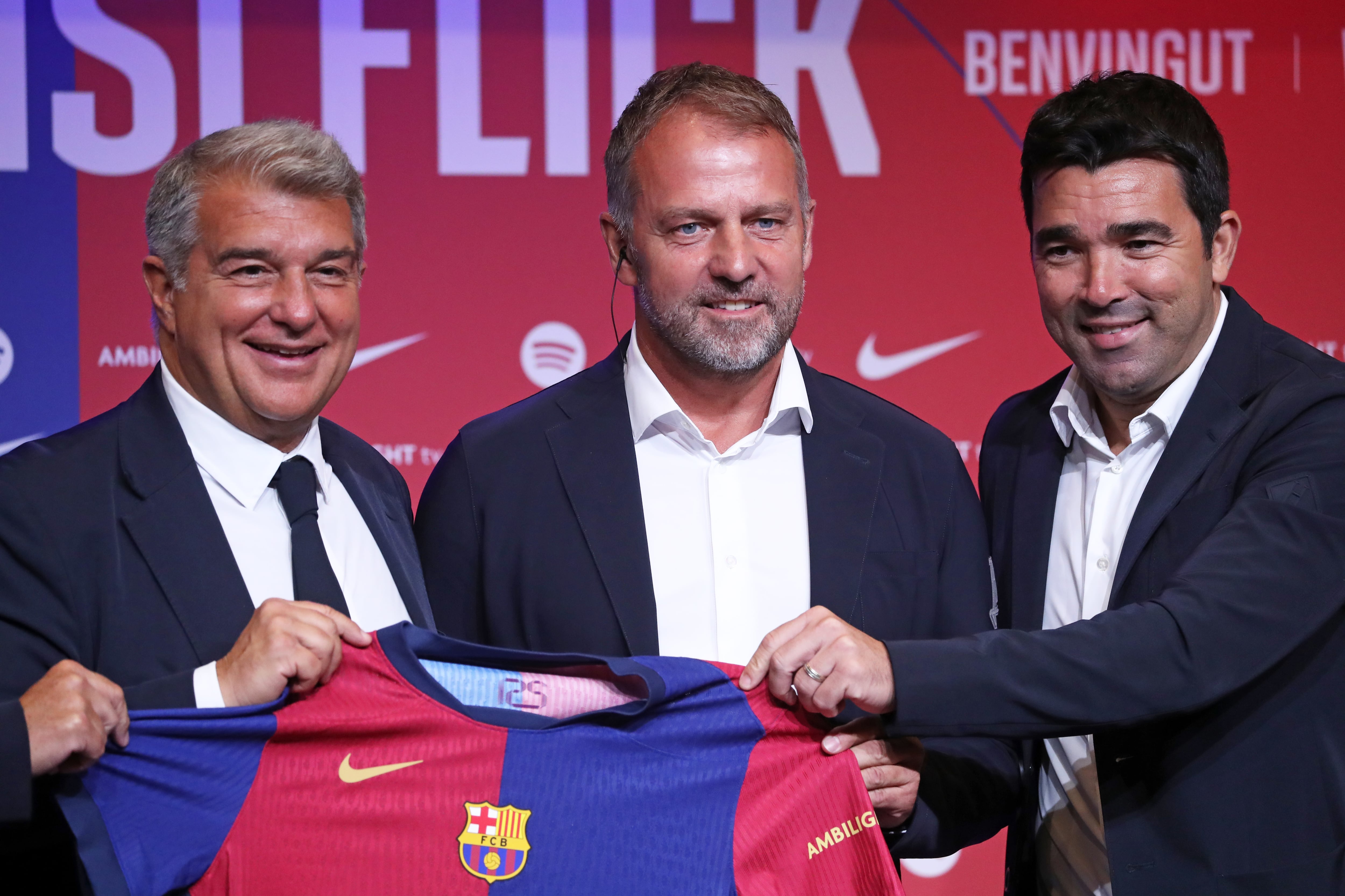 Joan Laporta y Deco, en el acto de presentación de Hansi Flick