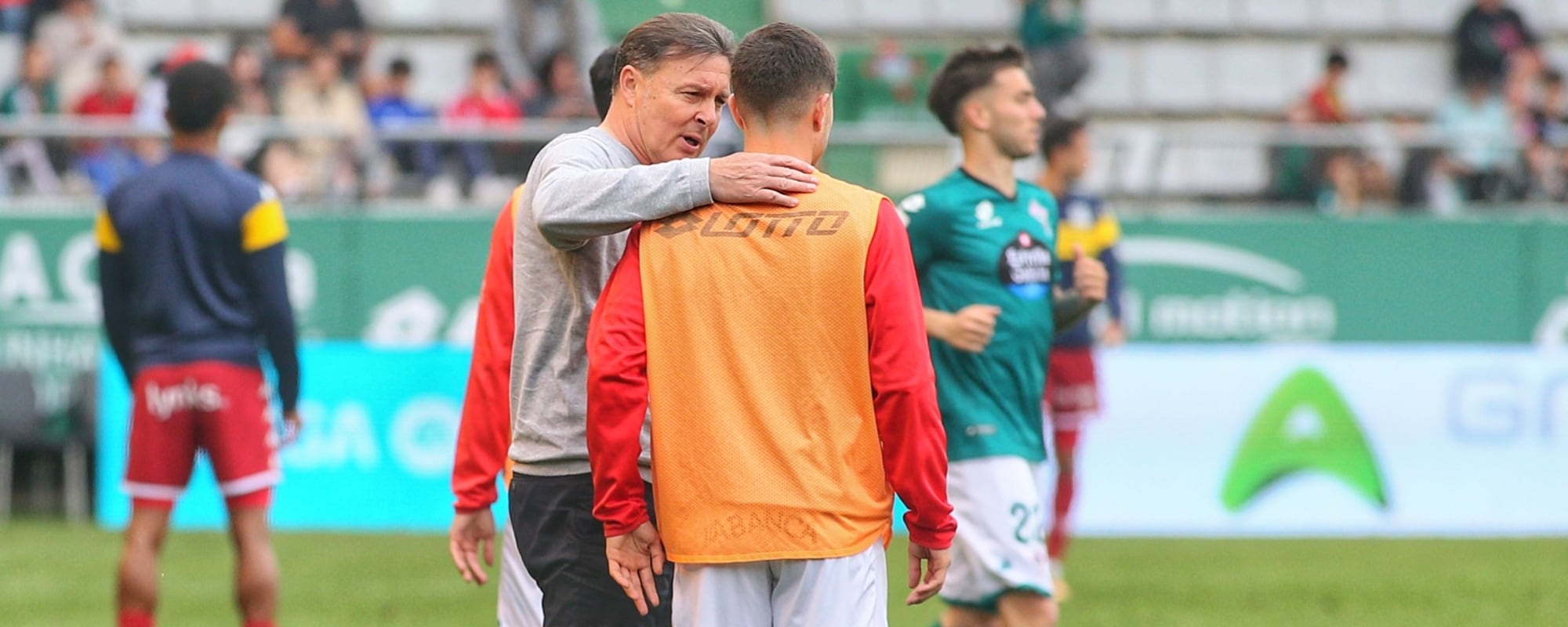 Cristóbal Parralo, en el terreno de juego de A Malata en los segundos previos al inicio del segundo tiempo del Racing-Alcorcón (foto: Cadena SER)