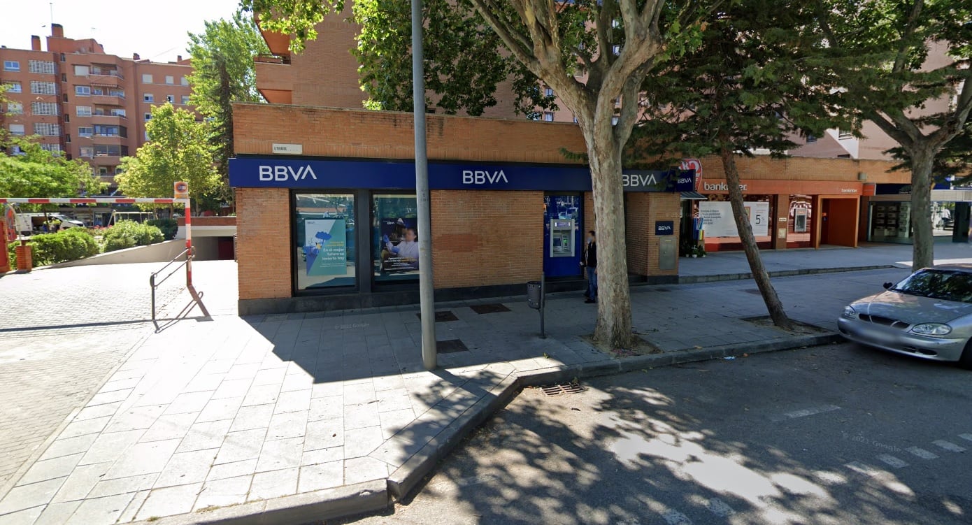 La oficina del BBVA en Tres Cantos donde se ha reventado con explosivos el cajero automático.