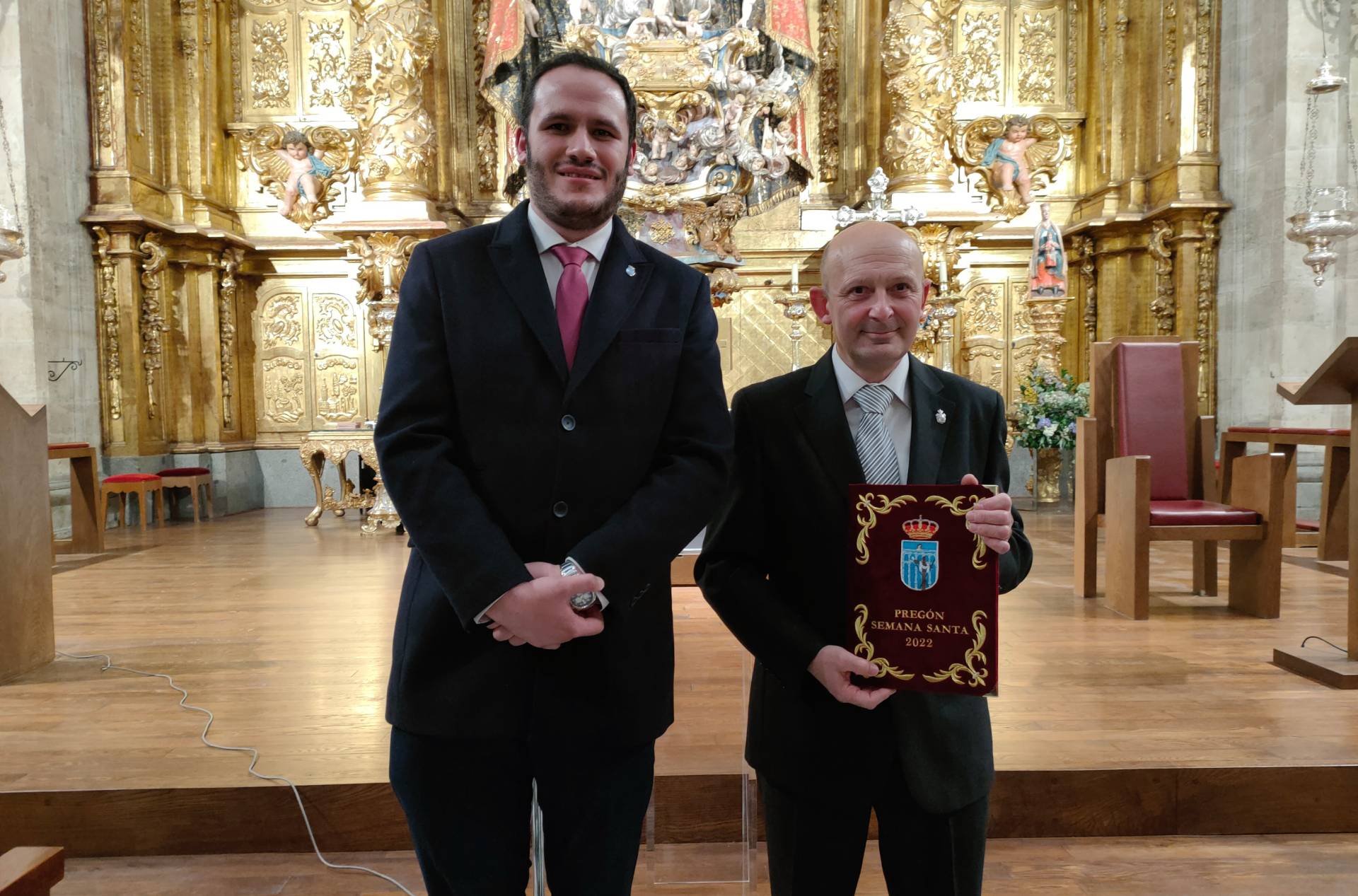 Víctor García, presidente de la Junta de Cofradías, y Juan Antonio del Barrio, pregonero de la Semana Santa de Segovia 2022