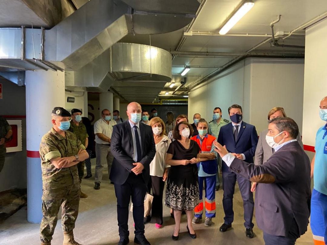 Autoridades visitan el nuevo punto de recogida de muestras, en el párking del Castilla del Pino. 