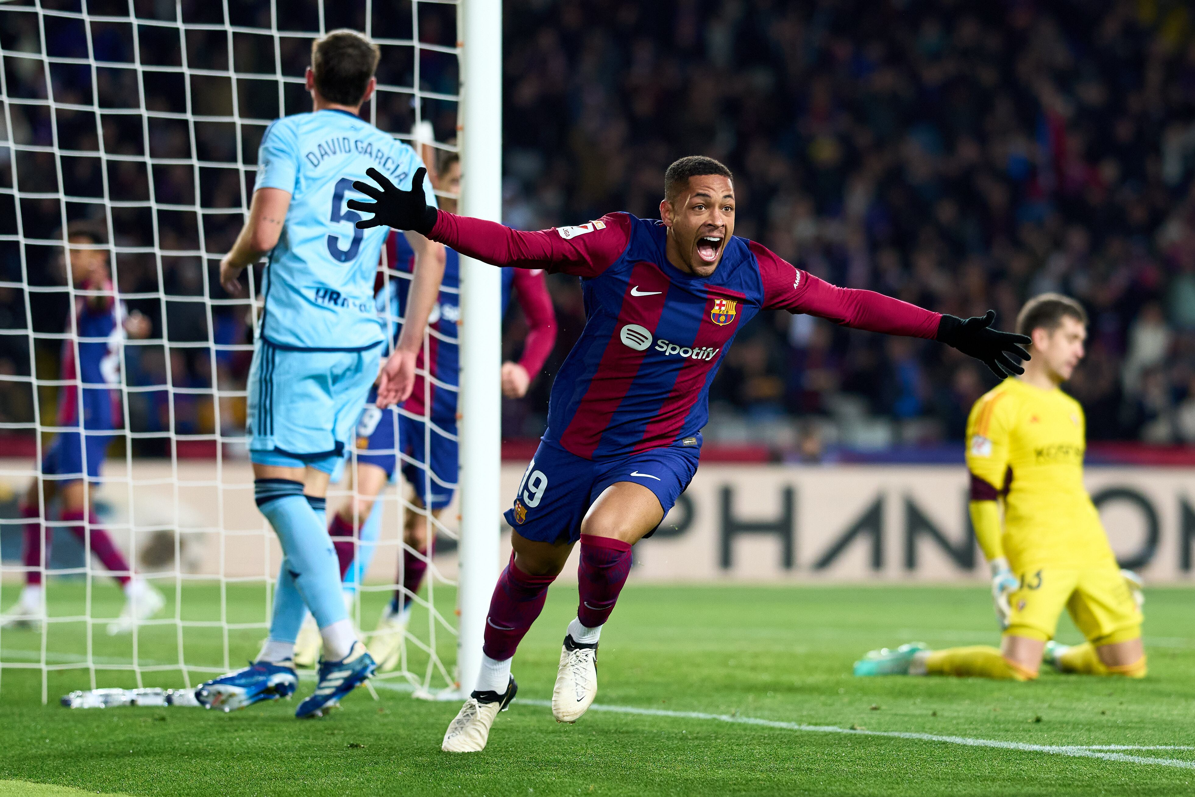 BARCELONA, SPAIN - JANUARY 31: Vitor Roque of FC Barcelona celebrates after scoring his team's first goal during the LaLiga EA Sports match between FC Barcelona and CA Osasuna at Estadi Olimpic Lluis Companys on January 31, 2024 in Barcelona, Spain. (Photo by Alex Caparros/Getty Images)