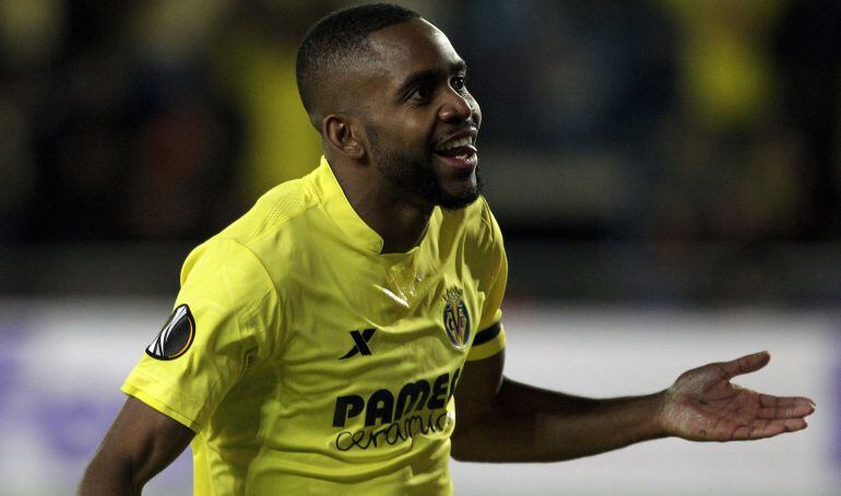 Bakambu sonrié en la victoria frente al Leverkusen