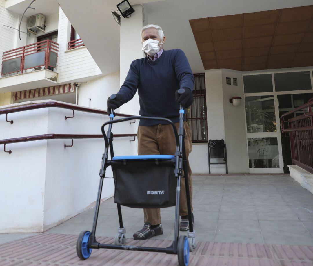 Archivo - Un anciano sale de un centro residencial para mayores, durante el segundo día en el que los ancianos pueden salir a pasear. En Sevilla, (Andalucía, España), a 16 de febrero de 2021.