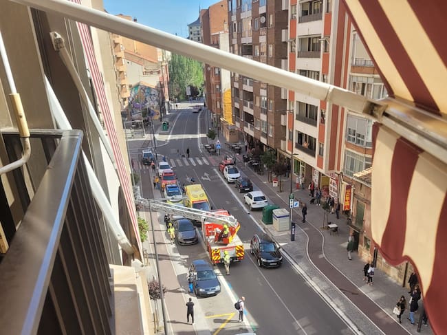 Los Bomberos utilizaron el camión escalera para acceder a la terraza