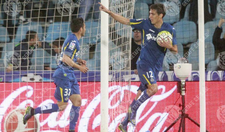 Stefan Scepovic celebrando uno de los seis goles logrados esta temporada