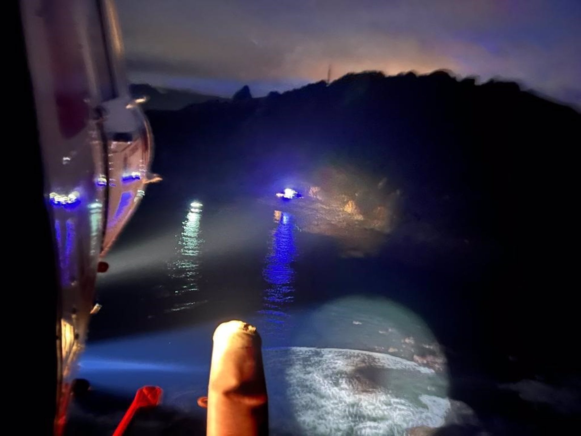 El helicóptero del Gobierno durante las labores de búsqueda al pescador desaparecido en Laredo