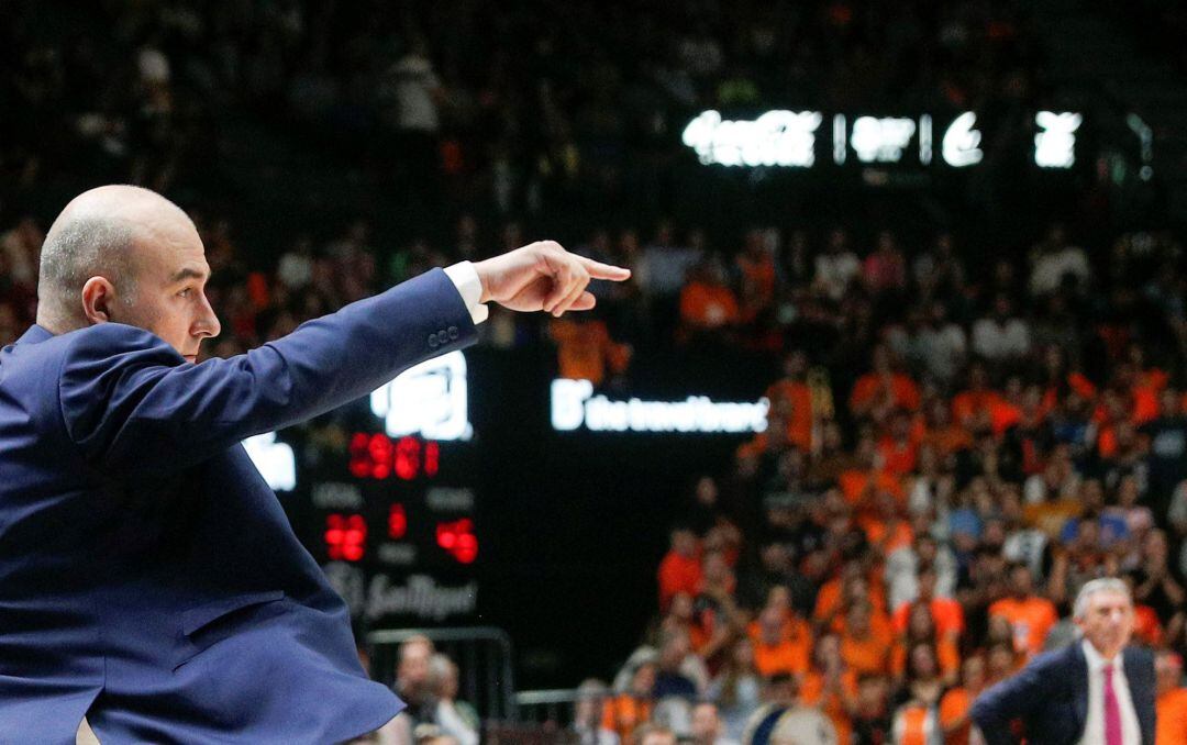 El técnico de Valencia Basket, Jaume Ponsarnau, durante el encuentro de la Liga Endesa que disputan frente a Barca Lassa en el pabellón Fuente San Luis, en Valencia.