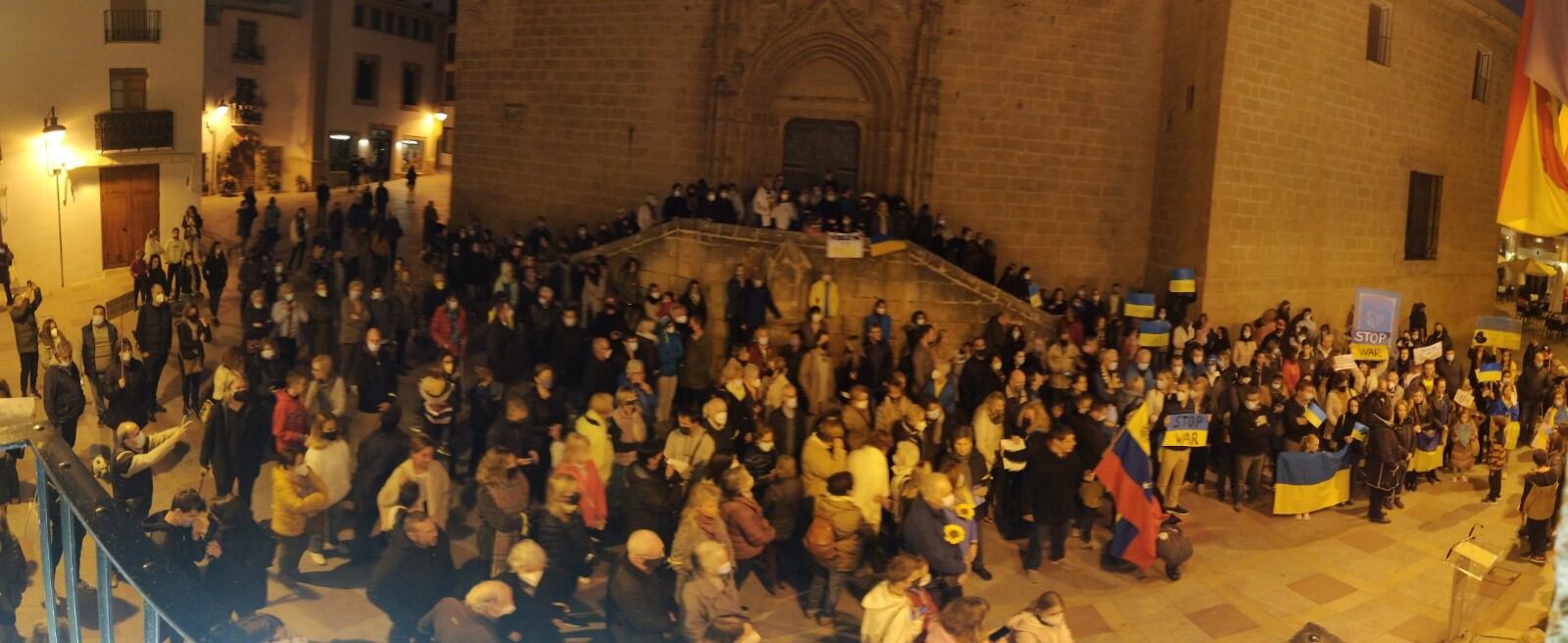 Momento de la concentración, en Xàbia, en solidaridad con Ucrania.